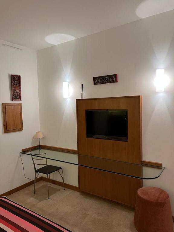 TV a/nebo společenská místnost v ubytování BASTIDE DE RAMATUELLE