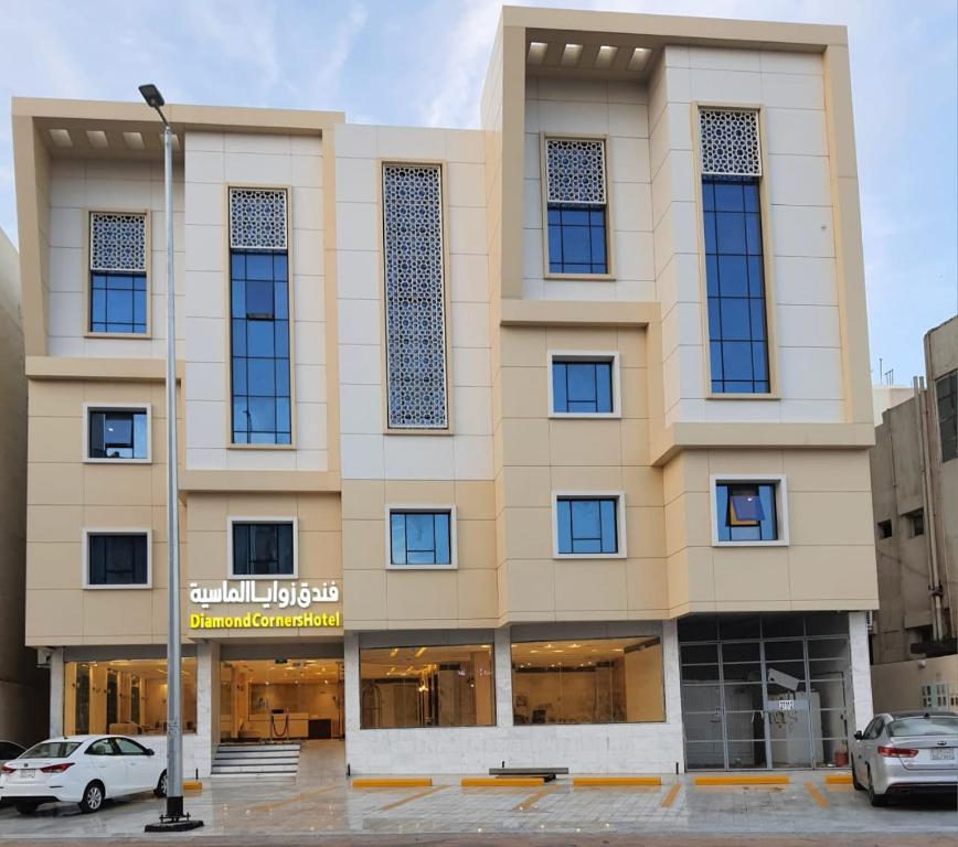 um edifício com um carro estacionado em frente em فندق زوايا الماسية فرع الحزام em Medina