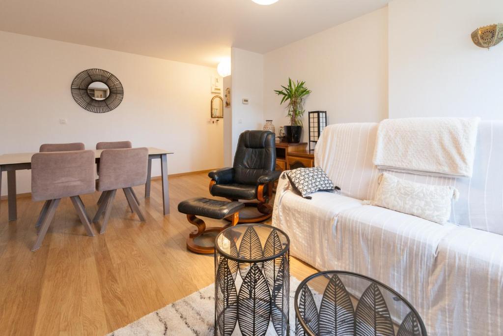 - un salon avec un canapé et une table dans l'établissement LE KERNOGUET, à Vannes