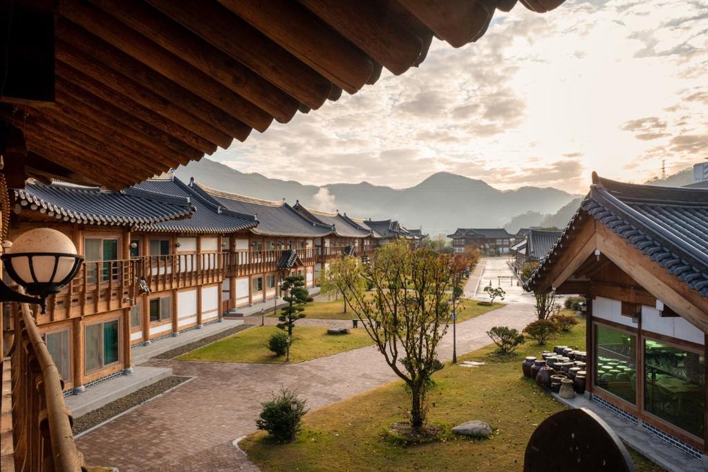 Blick auf ein Dorf mit Gebäuden und einer Straße in der Unterkunft Jeonju Wangyijimil Hanok Hotel in Jeonju