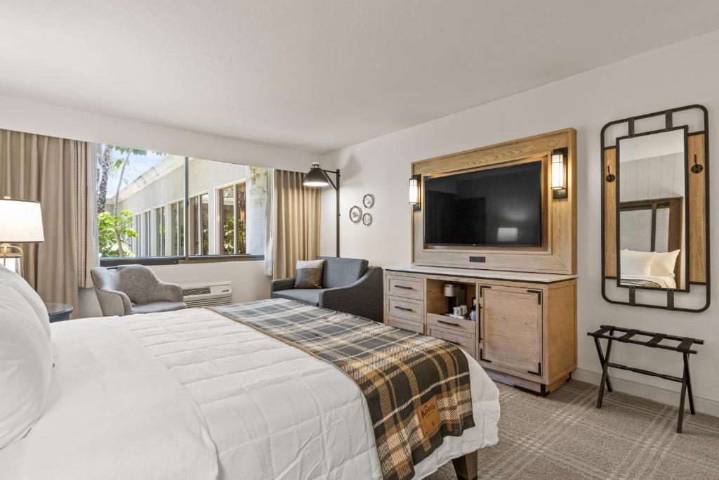 Knott's Hotel - 