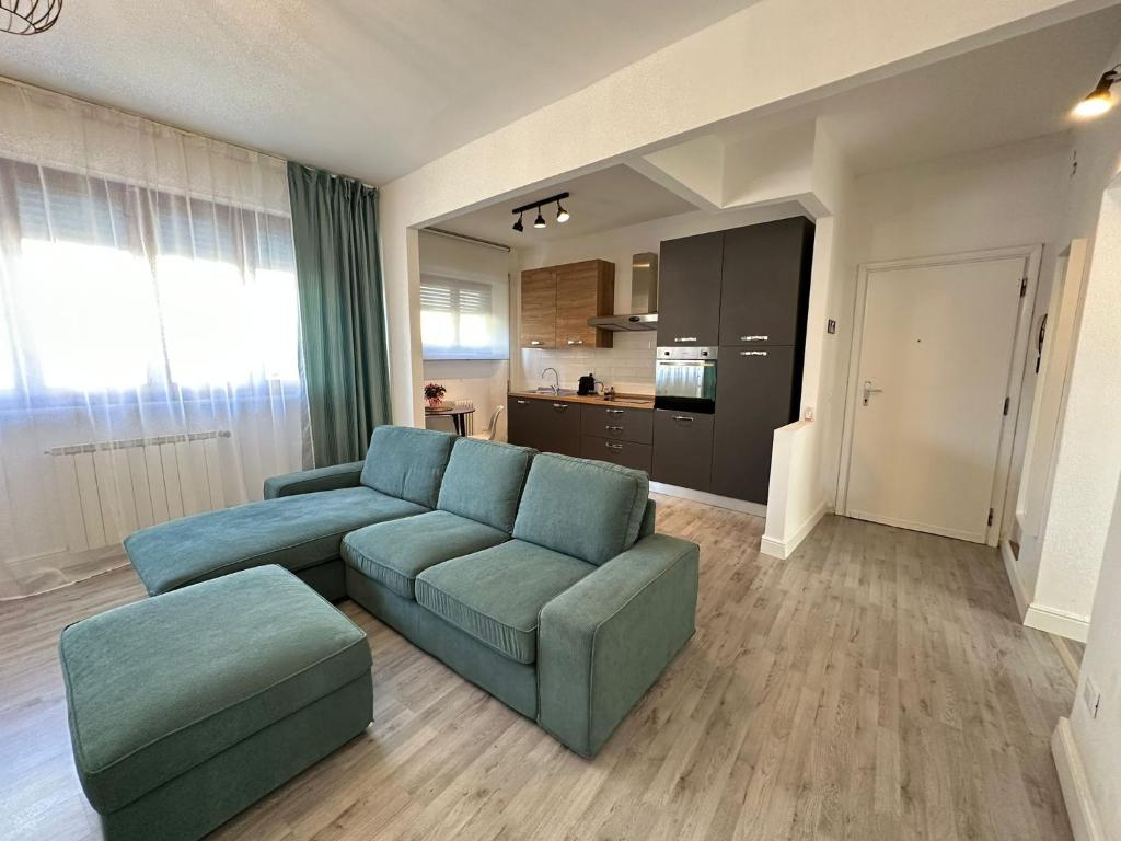 a living room with a couch and a table and a kitchen at Appartamento VN House in Pisa