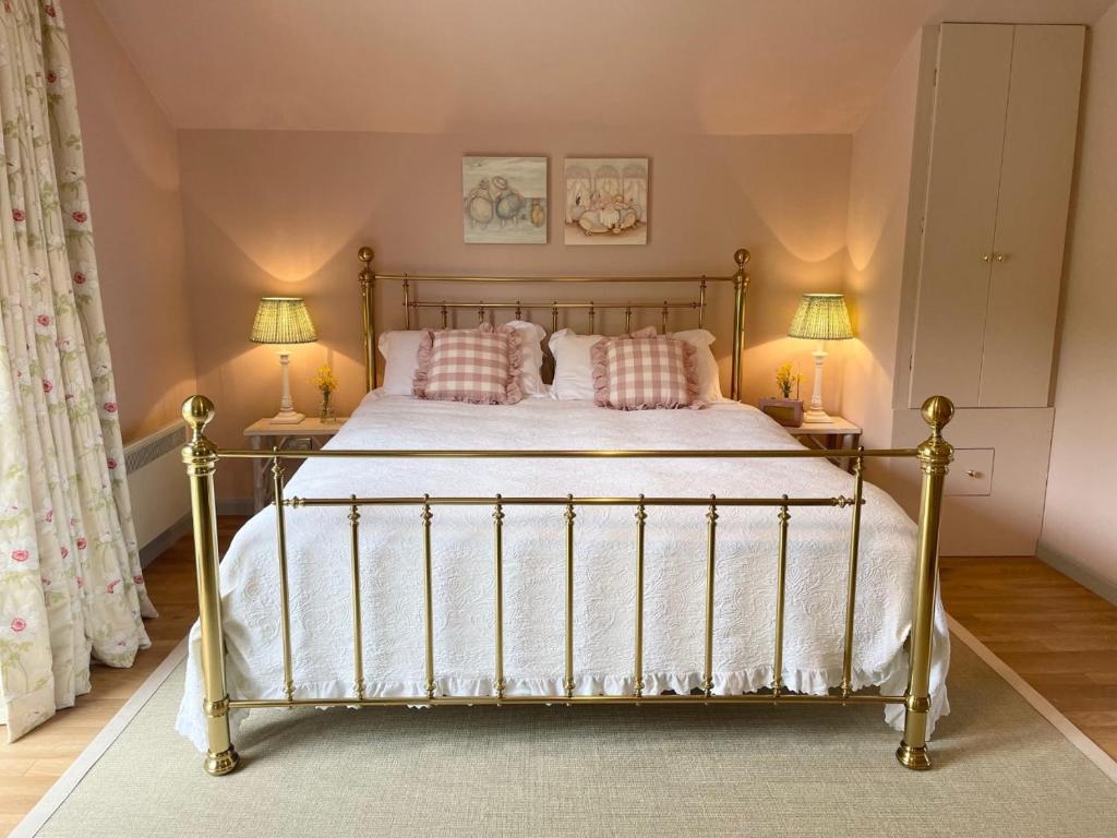 - une chambre avec un lit avec des oreillers et 2 lampes dans l'établissement Meadow View, à Mayfield