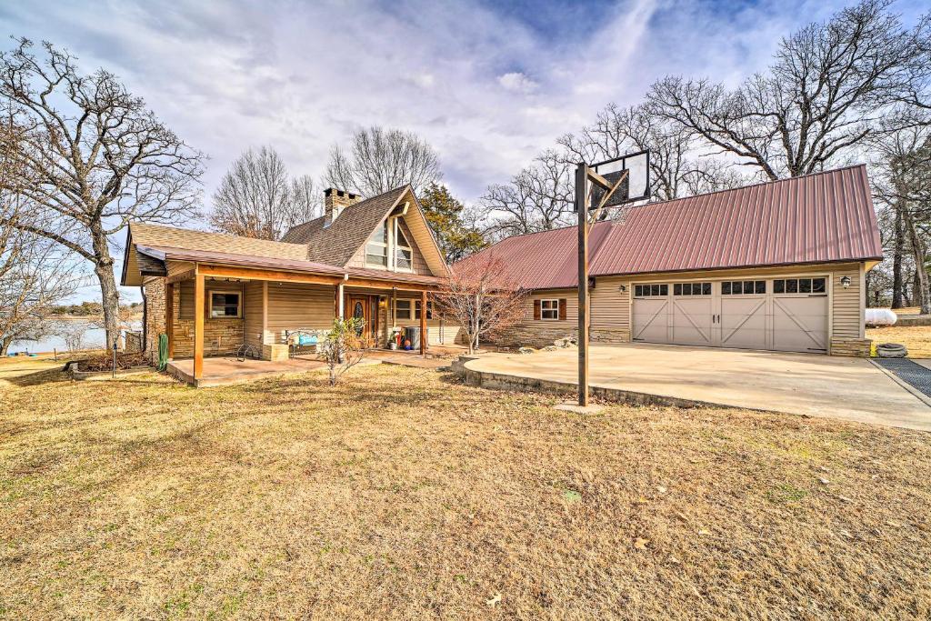 Spacious Lakeside Getaway with Fire Pit, Stigler (updated prices 2024)