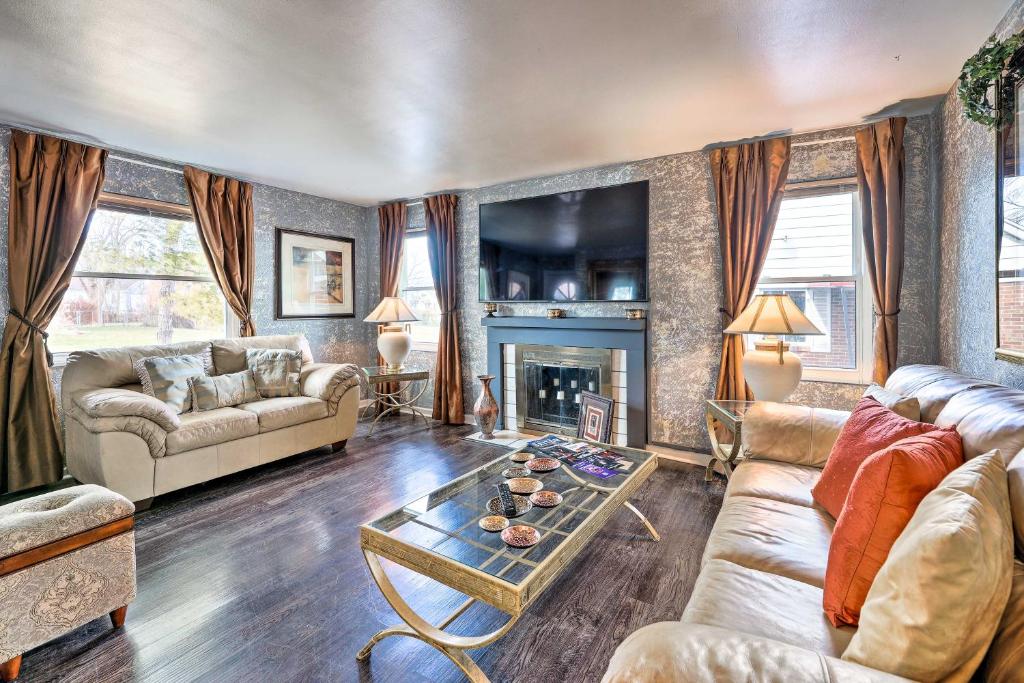 ein Wohnzimmer mit Sofa und Kamin in der Unterkunft Pet-Friendly Dayton Vacation Rental! in Dayton