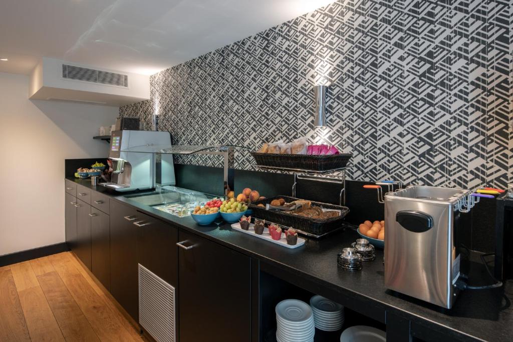 Kuchyň nebo kuchyňský kout v ubytování Hôtel Pax