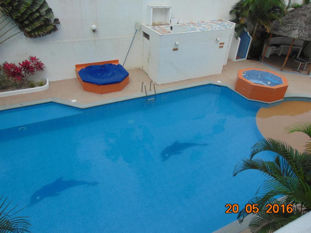 a large swimming pool with fish in the water at DPTOS - SIEMPRE DE RELAX in Tonsupa