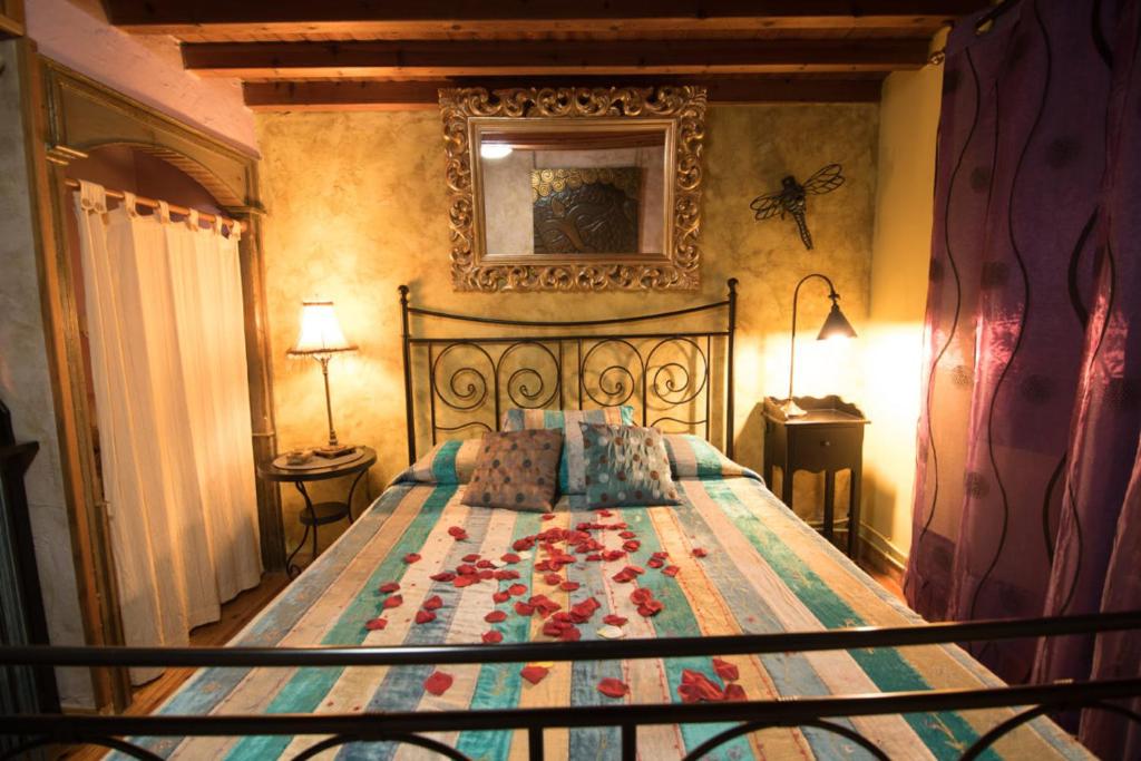 una camera da letto con un letto con una trapunta sopra di La Plazuela - Los Sitios de Aravalle a Hustias