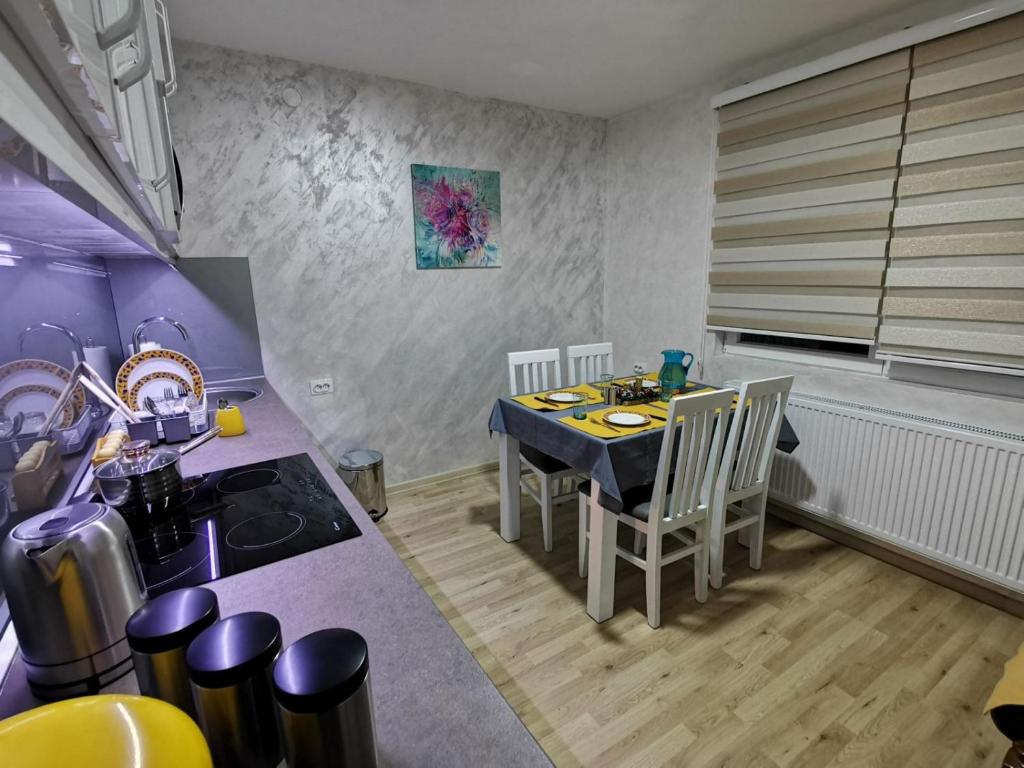 cocina con mesa, mesa y sillas en Midori Zlatar, en Nova Varoš