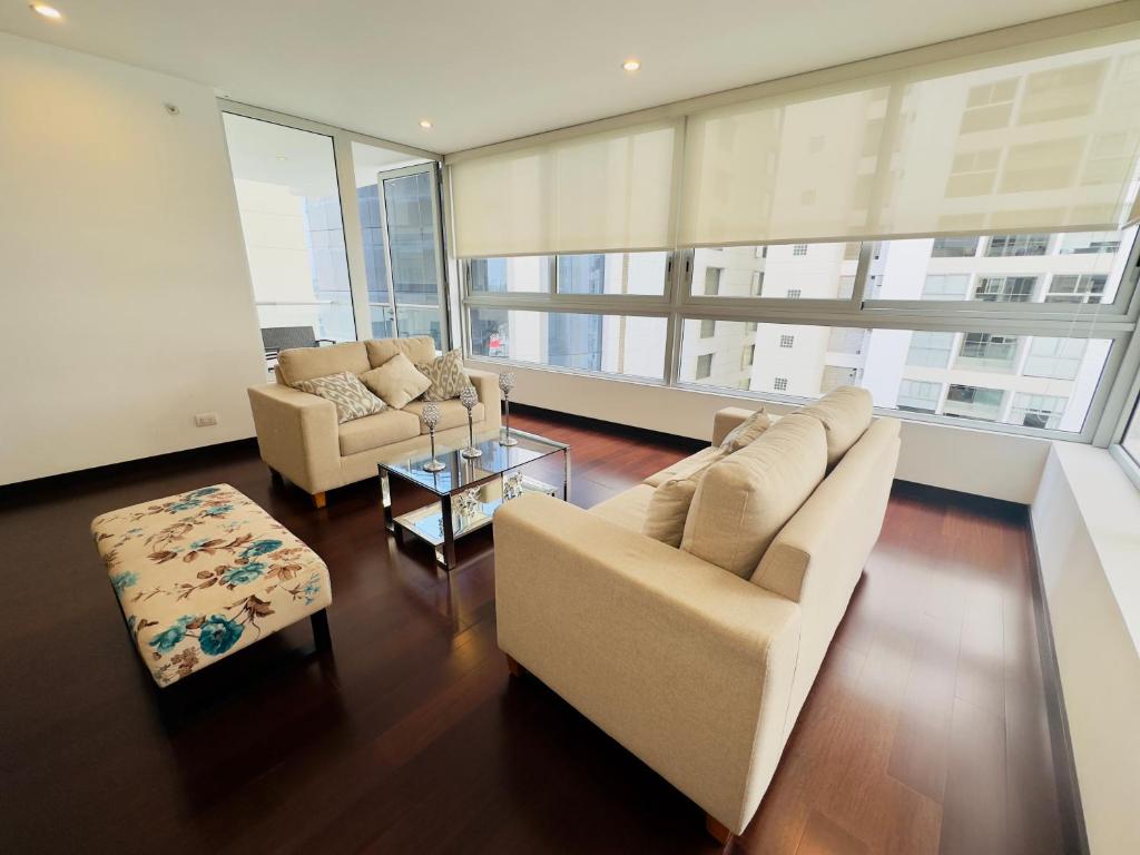 uma sala de estar com dois sofás e uma mesa em SKY OF MOON em Lima