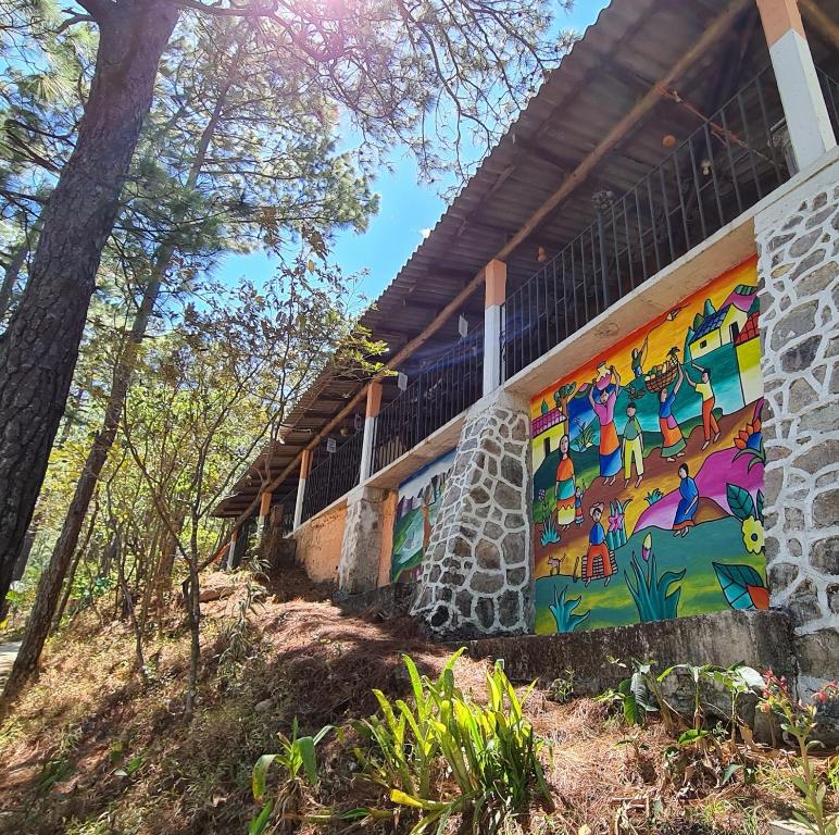 ein Gebäude mit einem bunten Wandbild an der Seite in der Unterkunft Brisas de San Ignacio in San Ignacio