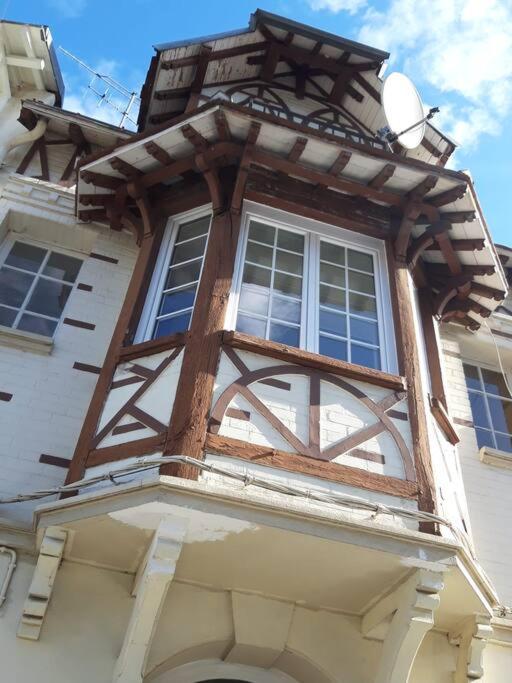 - un balcon en bois dans l'établissement L'escapade Féroise, à Fère-en-Tardenois