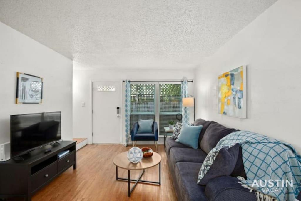 un soggiorno con un divano e una TV di WFH in Relaxing Clarksville Townhome with Parking ad Austin