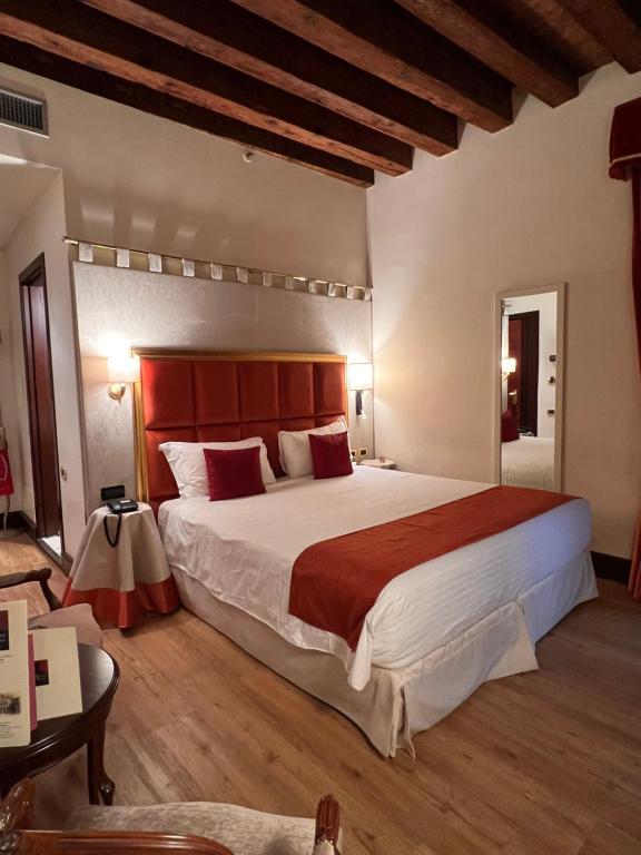 Postel nebo postele na pokoji v ubytování Ruzzini Palace Hotel