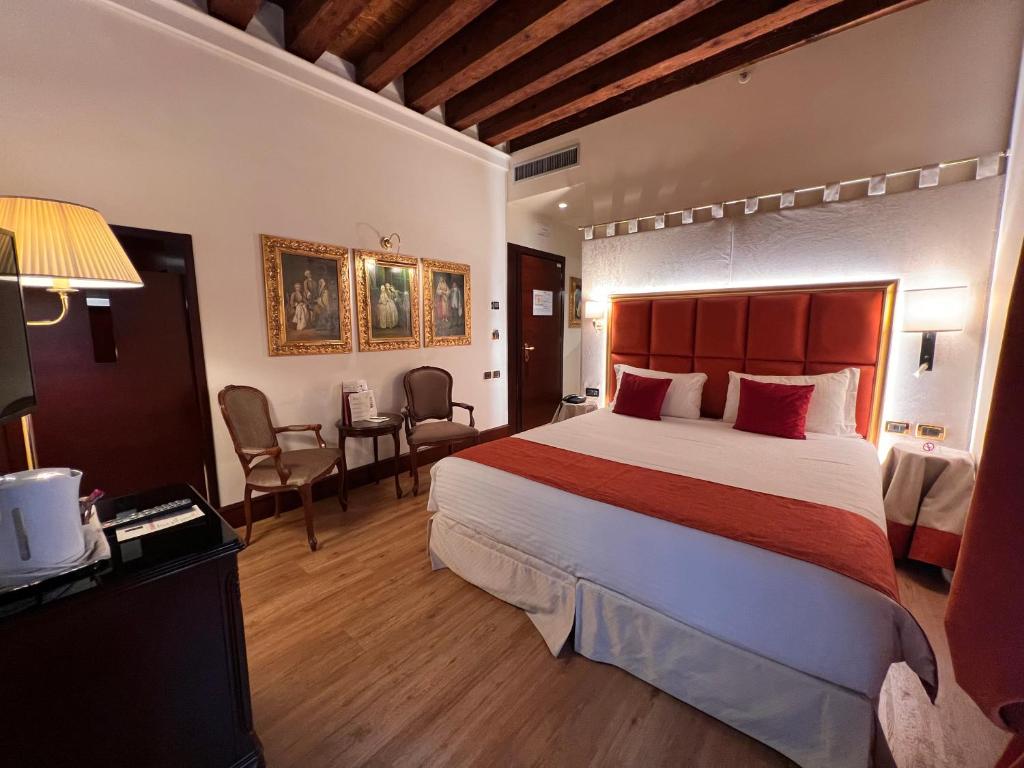 Postel nebo postele na pokoji v ubytování Ruzzini Palace Hotel