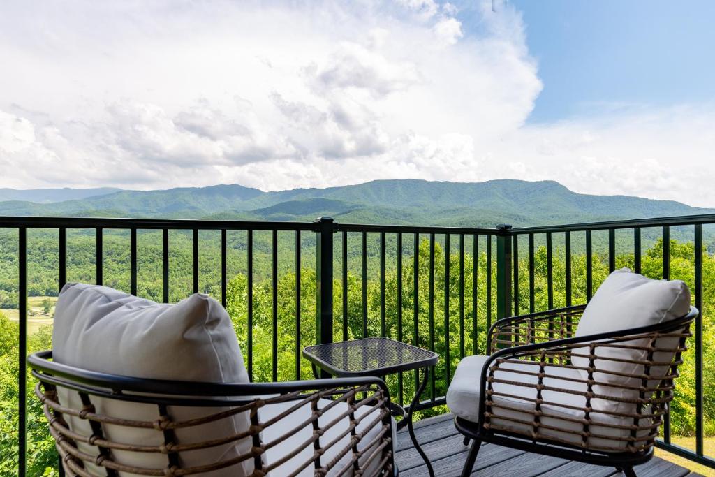 balcone con 2 sedie, tavolo e montagne di Deer Ridge Mountain Resort A201 a Gatlinburg
