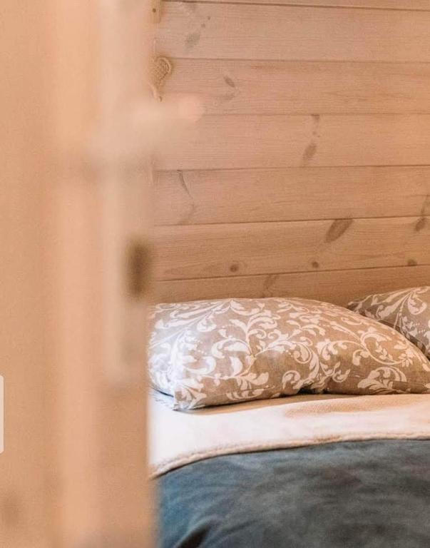 Postel nebo postele na pokoji v ubytování Sosnowy Raj domki nad Wkrą
