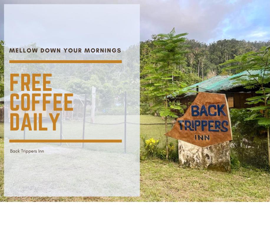 un panneau qui dit du café gratuit tous les jours et des pièges arrière fermes dans l'établissement Back Trippers Inn, à San Vicente
