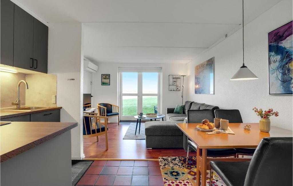 eine Küche und ein Wohnzimmer mit einem Tisch im Zimmer in der Unterkunft Awesome Apartment In Lemvig With House Sea View in Lemvig