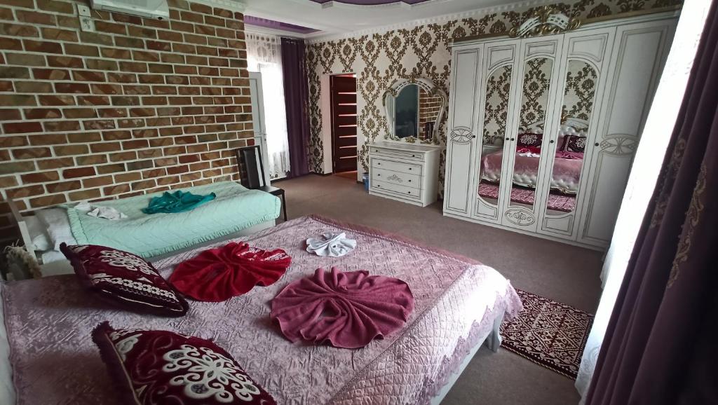 Postel nebo postele na pokoji v ubytování Guest House Jekshen