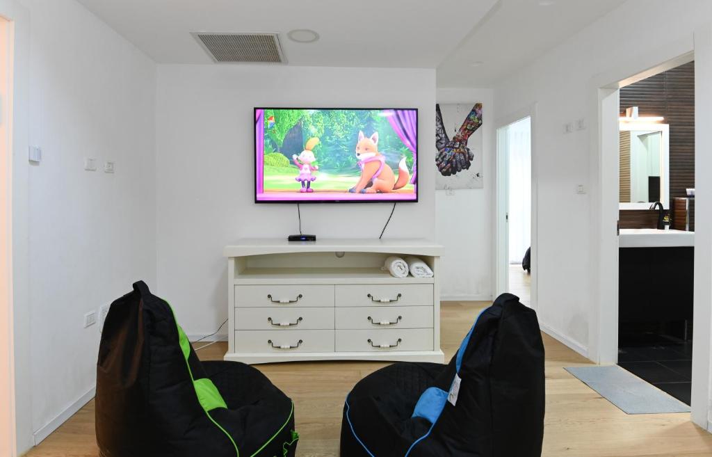 TV a/nebo společenská místnost v ubytování וילה מארי עם בריכה במגדל