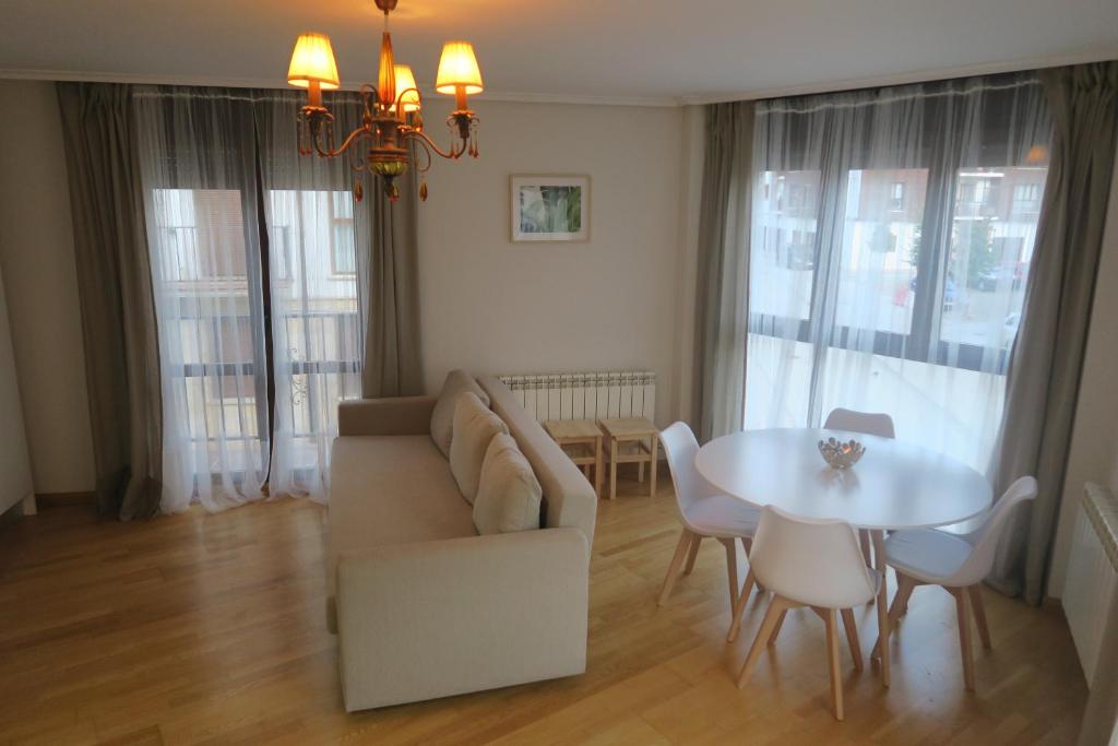 sala de estar con sofá y mesa en Apartamento Calle San Isidro 1ºA, en Ezcaray