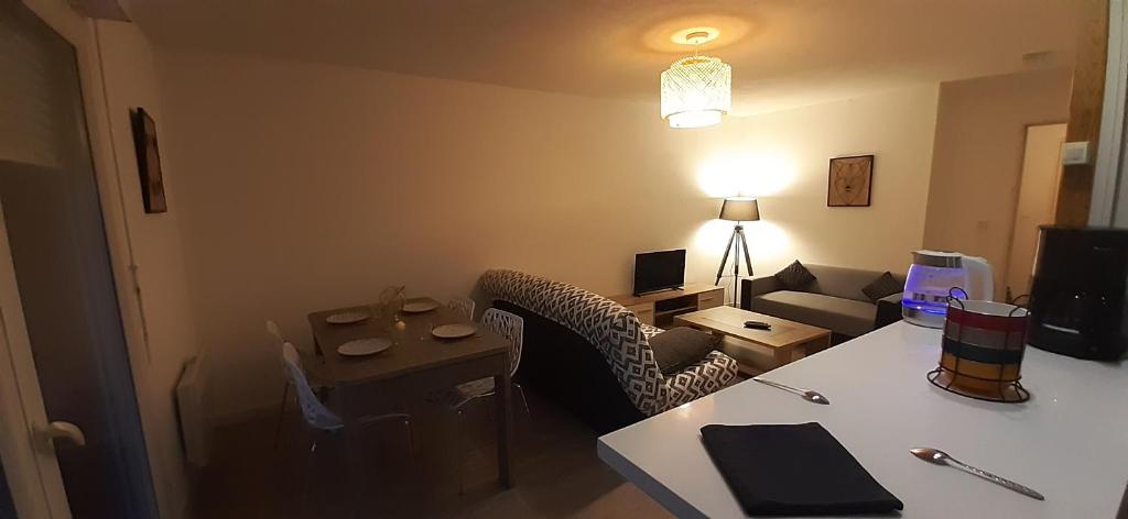 Televízia a/alebo spoločenská miestnosť v ubytovaní Sandy's 2 beds apartment Calme Parking Tramway