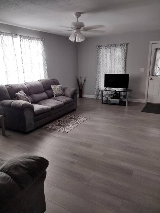 Modern home on city's westside - Housity