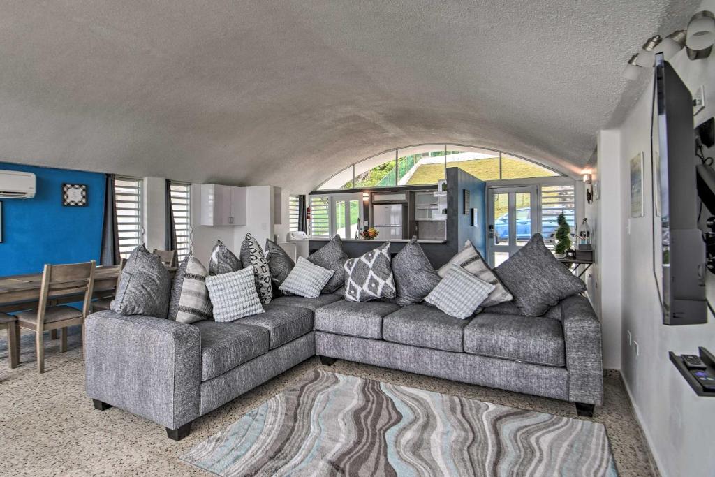 sala de estar con sofá grande y mesa en Peaceful Puerto Rico Paradise with Bay Views and Balcony! en Fajardo