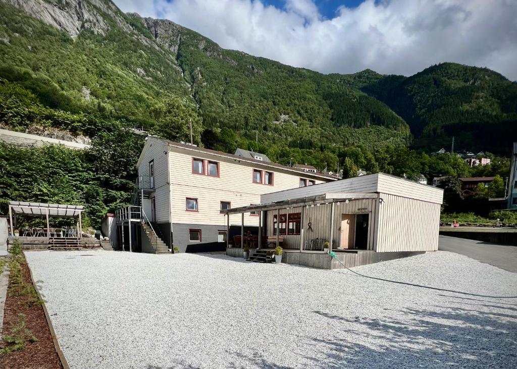 Nespecifikovaný výhled na hory nebo výhled na hory při pohledu z hostelu