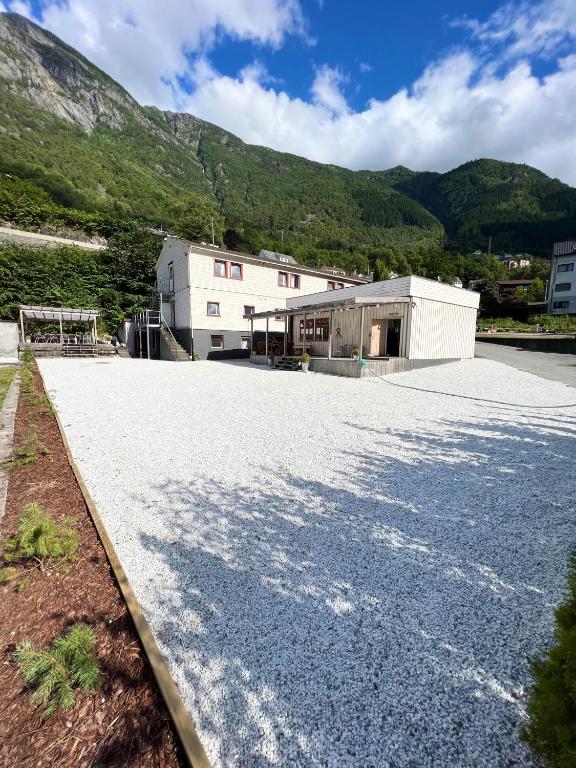 Nespecifikovaný výhled na hory nebo výhled na hory při pohledu z hostelu