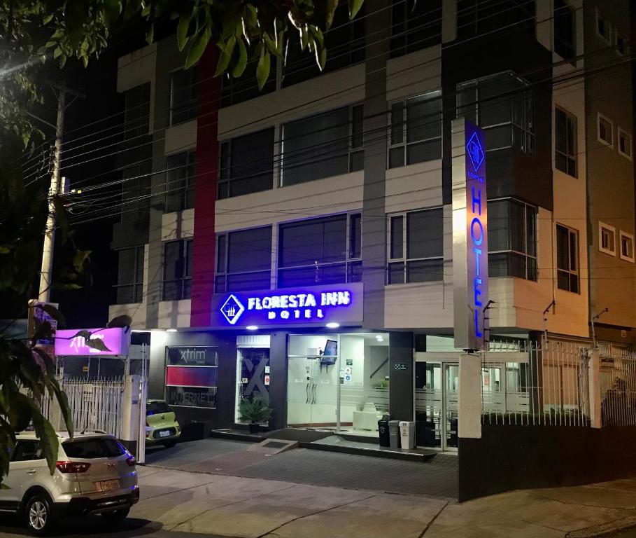 un edificio con un letrero que lee mgmt de hospital en Floresta Inn Hotel, en Ambato