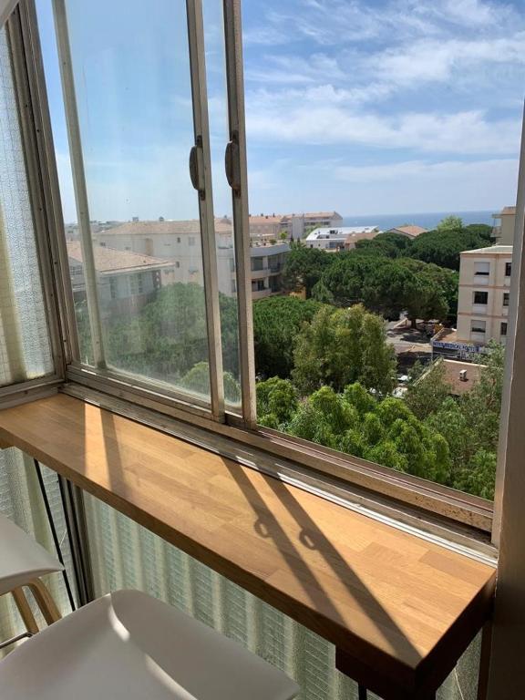 une fenêtre avec vue sur la ville dans l'établissement L'appart Fréjus plage, à Fréjus