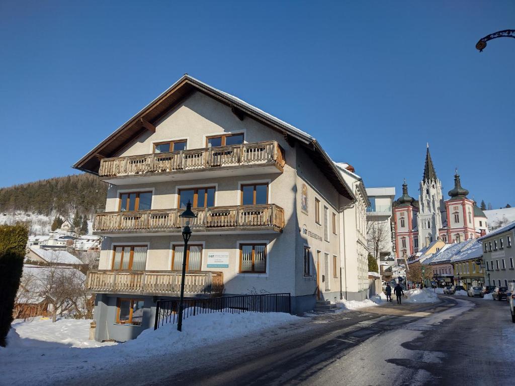 budynek z balkonem od strony ulicy w obiekcie sechzehnerhaus w mieście Mariazell