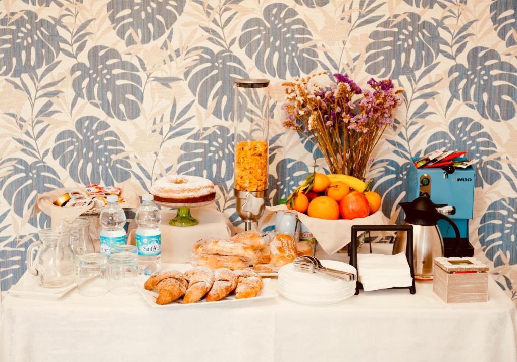 un tavolo con cibo e frutta in cima ad esso di Ottaviano B&B a Ottaviano
