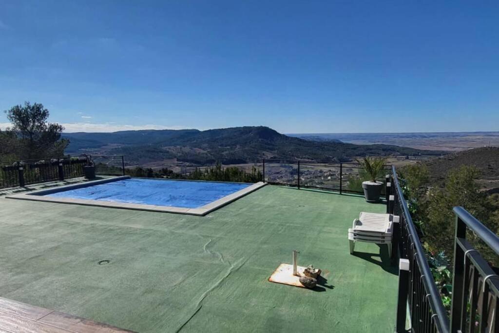 Nespecifikovaný výhled na hory nebo výhled na hory při pohledu z prázdninového domu