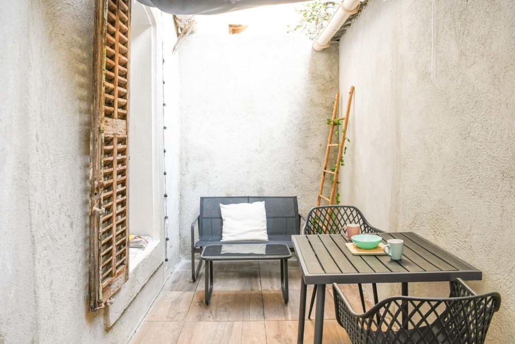 a small patio with a table and chairs on a balcony at Studio cosy avec terrasse au coeur de Marseille in Marseille