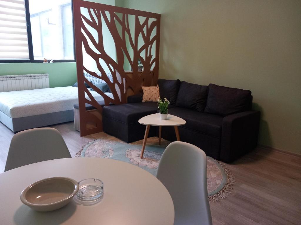a living room with a couch and a table at Apartman Reset in Pale