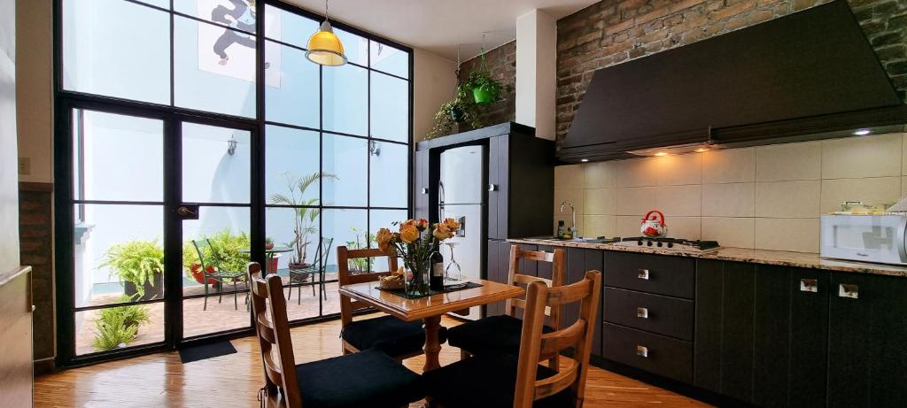 Casa Joaquin Boutique Hotel في كيتو: مطبخ مع طاولة وبعض الكراسي في الغرفة