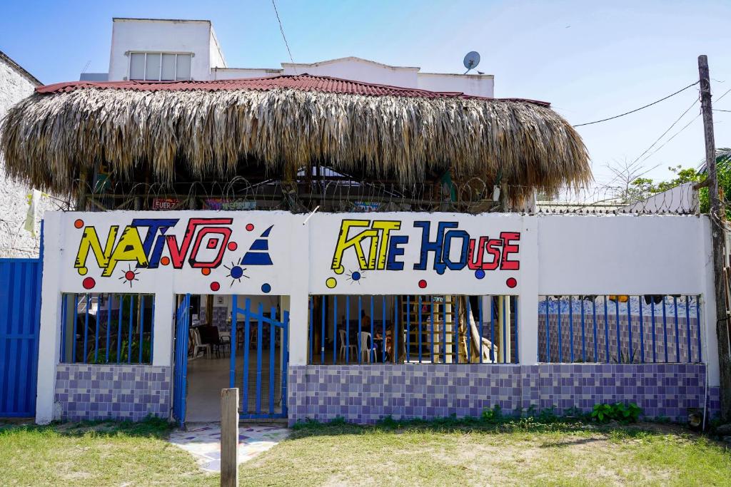 ein Haus mit Schildern auf der Vorderseite in der Unterkunft Nativo Kite House in La Boquilla