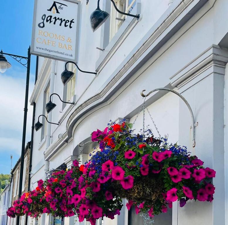 カークーブリーにあるThe Garret Hotelの建物脇の花籠