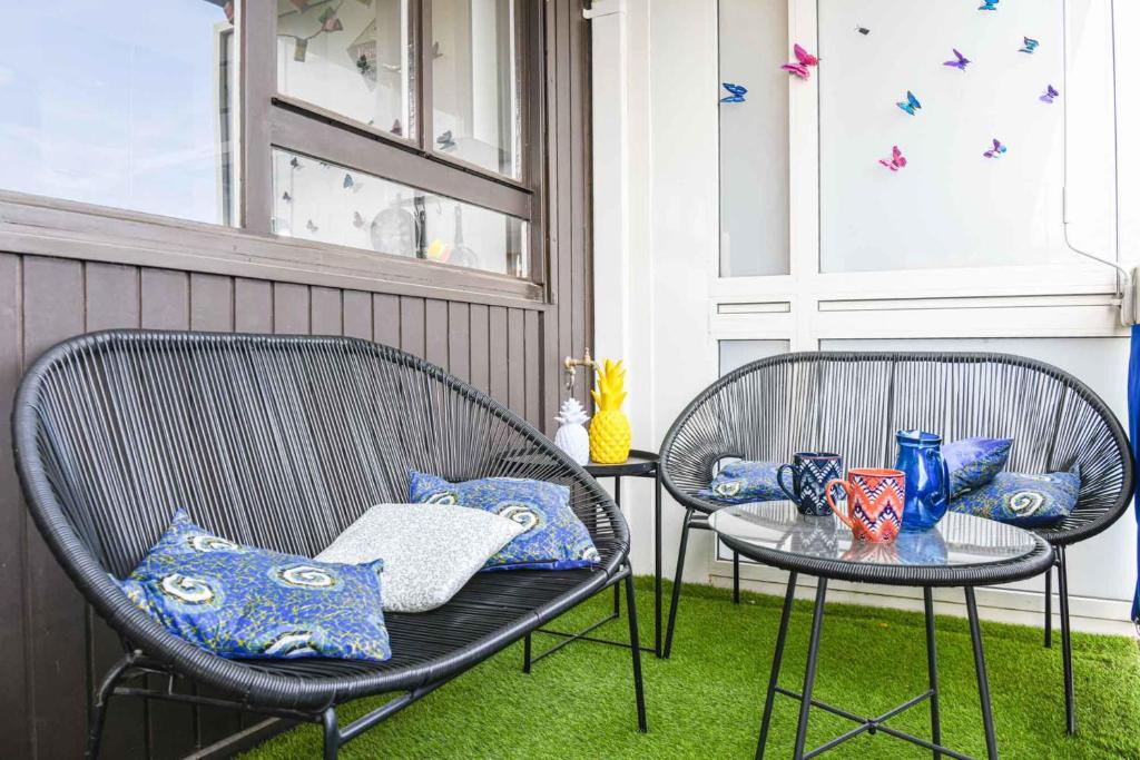 Posedenie v ubytovaní Grand appartement avec balcon et parking
