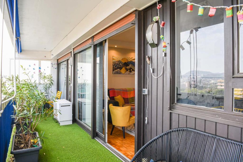 a room with a balcony with green grass at Grand appartement avec balcon et parking in Marseille
