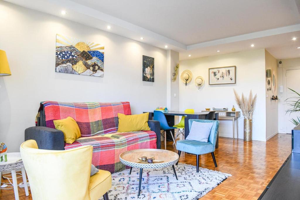Posedenie v ubytovaní Grand appartement avec balcon et parking