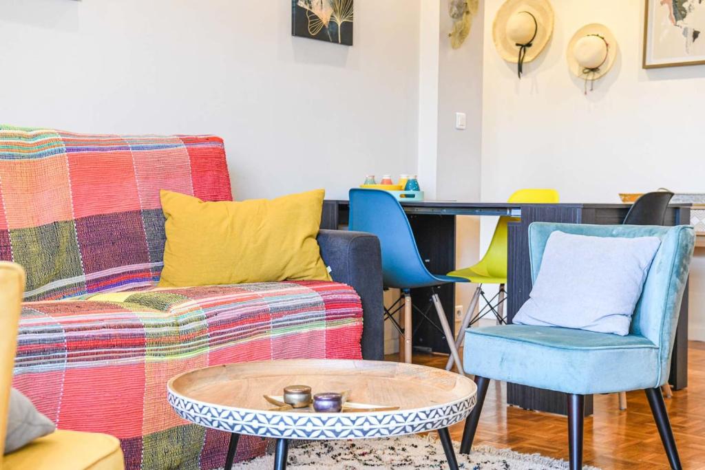 Posedenie v ubytovaní Grand appartement avec balcon et parking