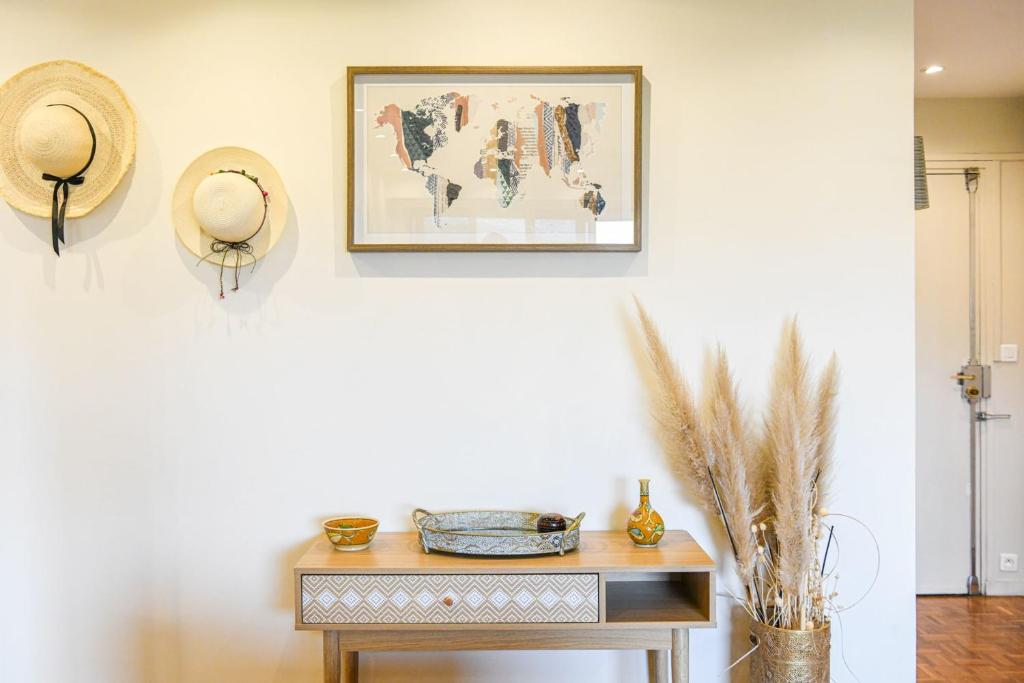 a room with a table and a picture on the wall at Grand appartement avec balcon et parking in Marseille