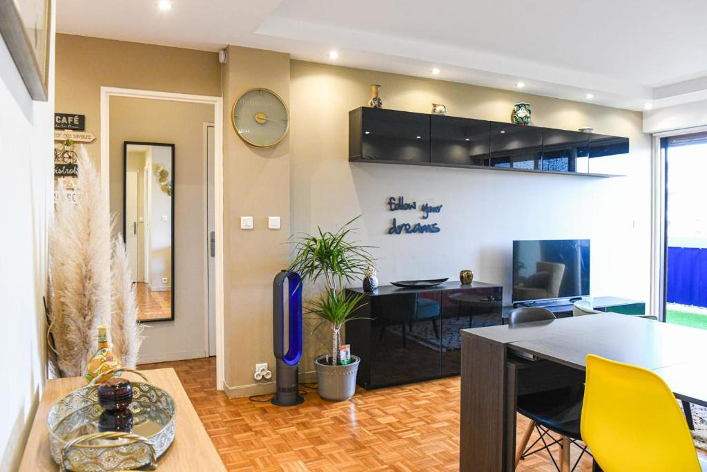 Televízia a/alebo spoločenská miestnosť v ubytovaní Grand appartement avec balcon et parking