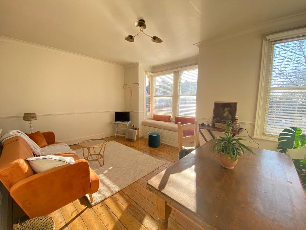 ein Wohnzimmer mit einem Tisch und einem Sofa in der Unterkunft Stylish Apt London Excel Olympic close to station in London