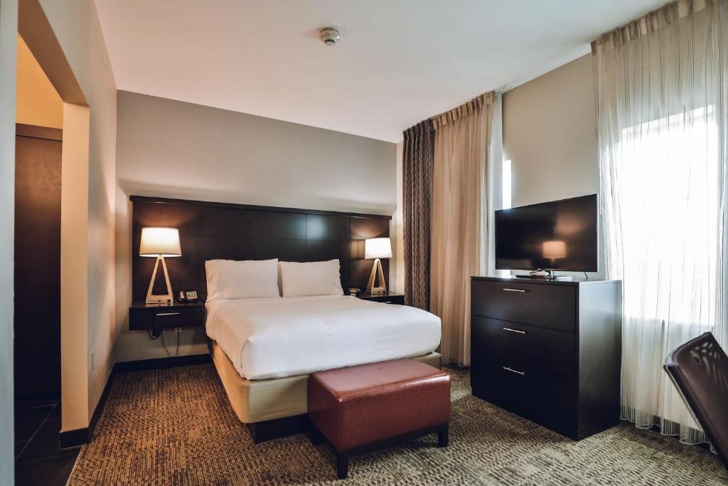 Ein Bett oder Betten in einem Zimmer der Unterkunft Hotel Room with Free Parking Washer and Dryer Gym Relux 219
