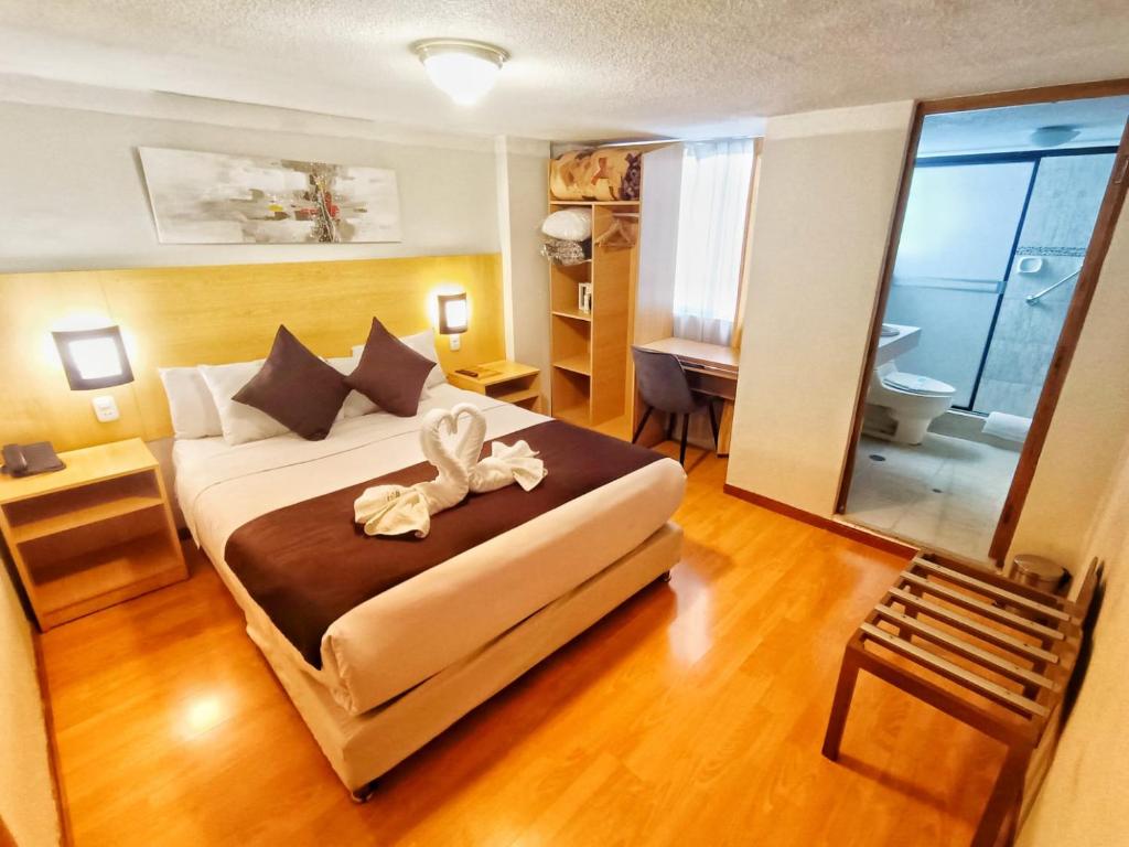 ein Hotelzimmer mit einem Bett mit einem Handtuch darauf in der Unterkunft Casona Plaza Balsa Inn in Puno
